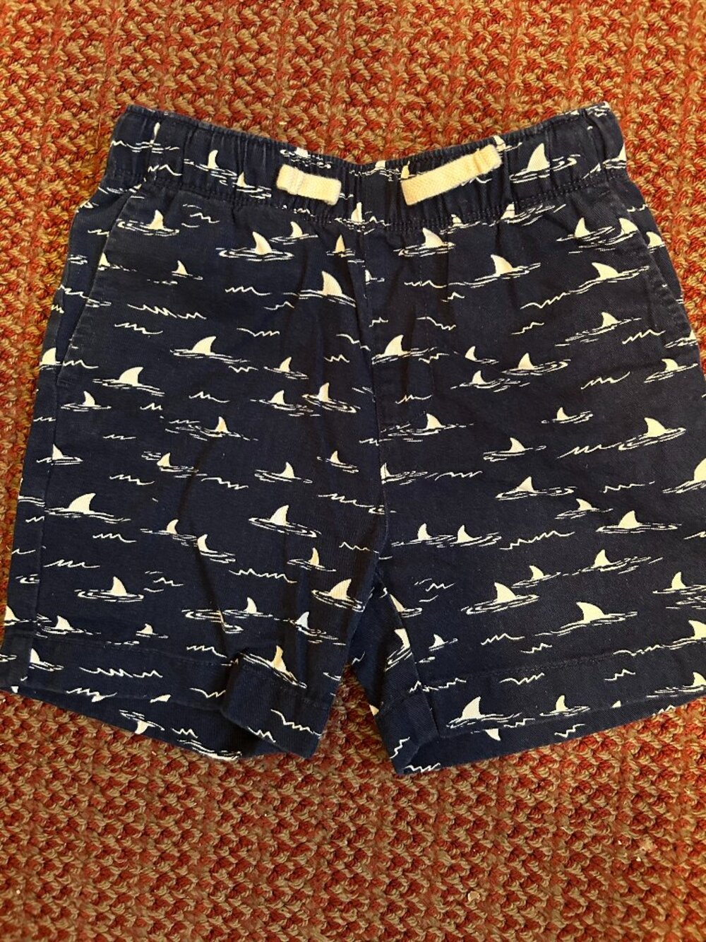 CREWCUTS BOYS SHORTS WITH SHARK FIN MOTIF